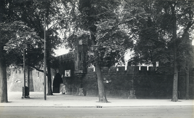 109543 Gezicht op een gedeelte van de, als vestingmuur gebouwde, terreinafscheiding van het feestterrein op het ...